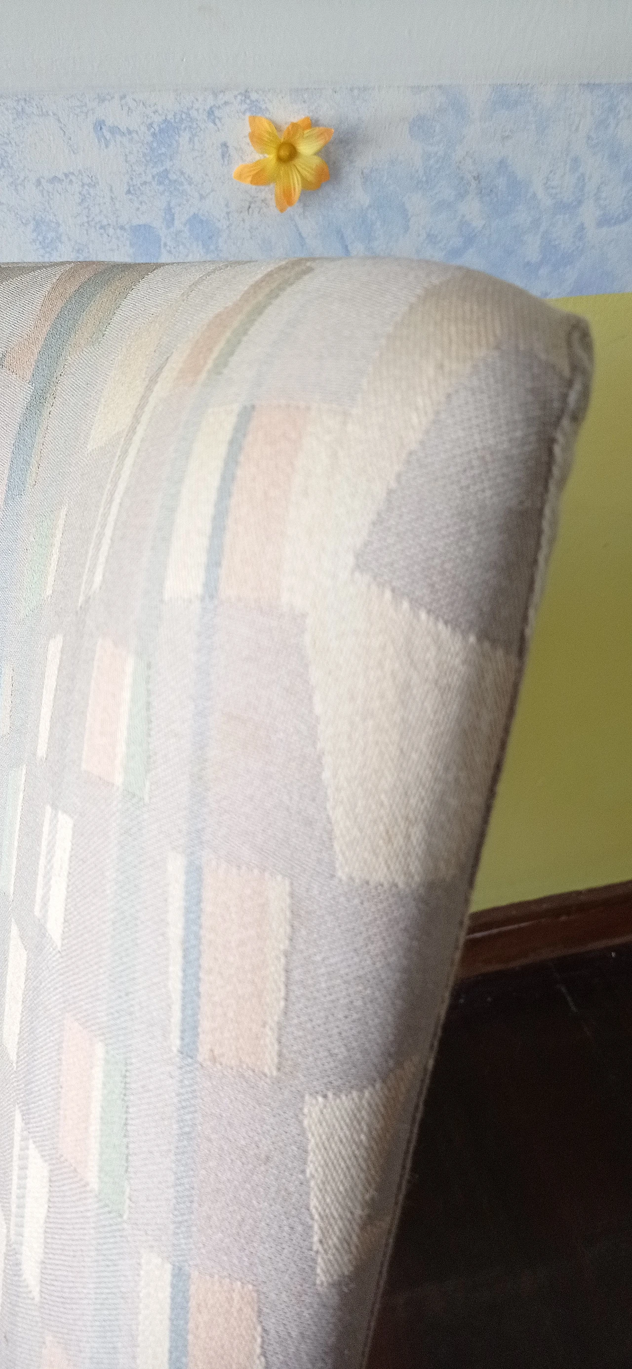 Poltrona Torsi in tessuto geometric di Paolo Deganello per Cassina 128