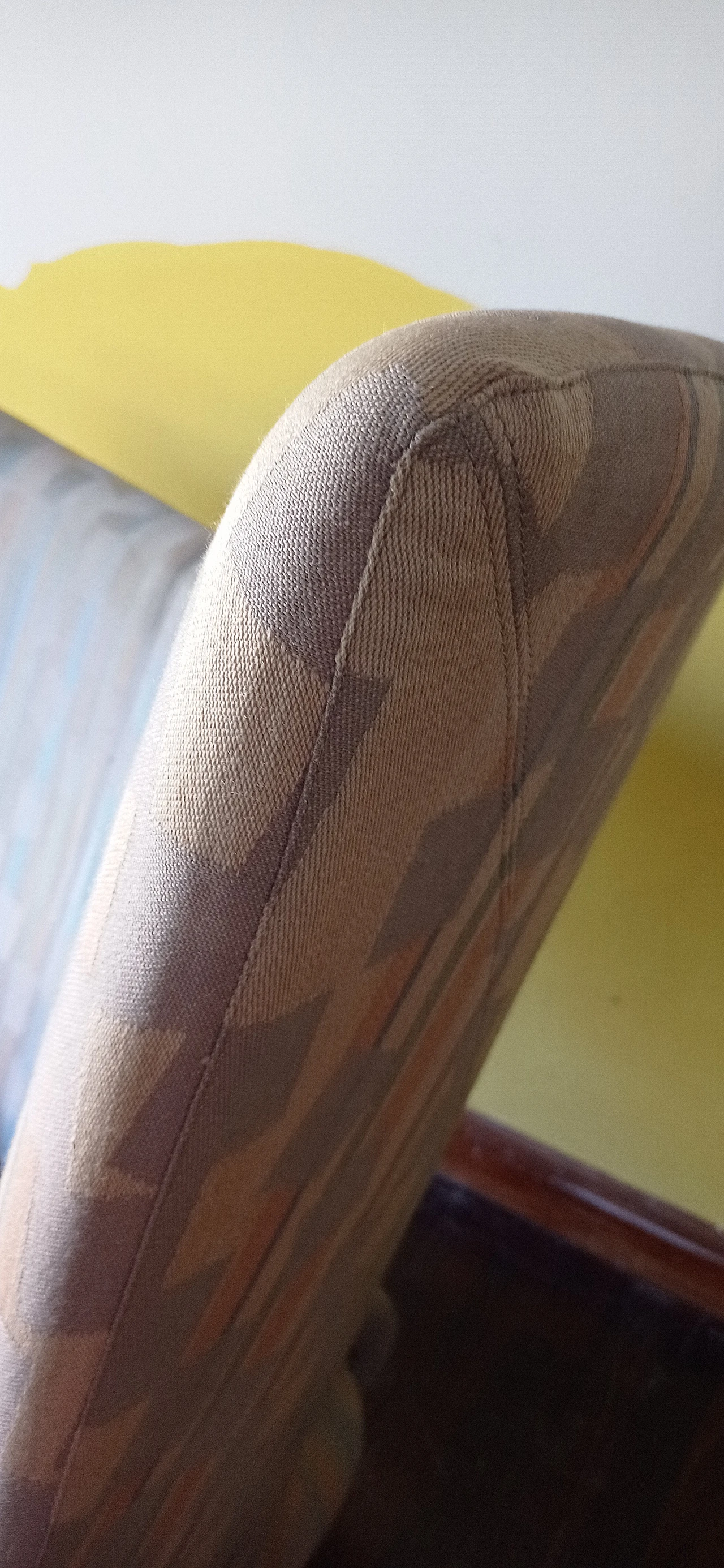 Poltrona Torsi in tessuto geometric di Paolo Deganello per Cassina 137