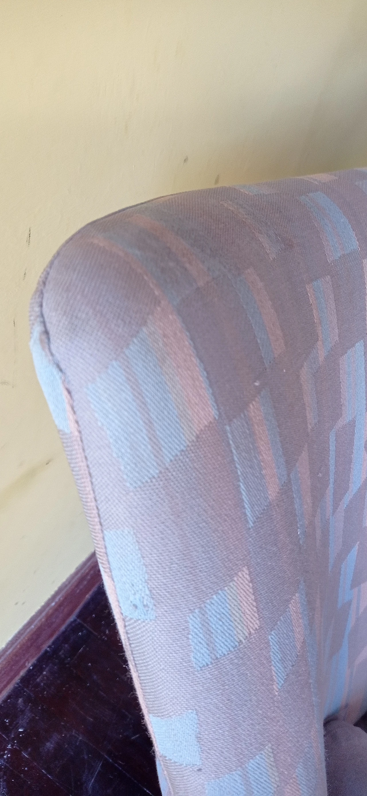 Poltrona Torsi in tessuto geometric di Paolo Deganello per Cassina 147