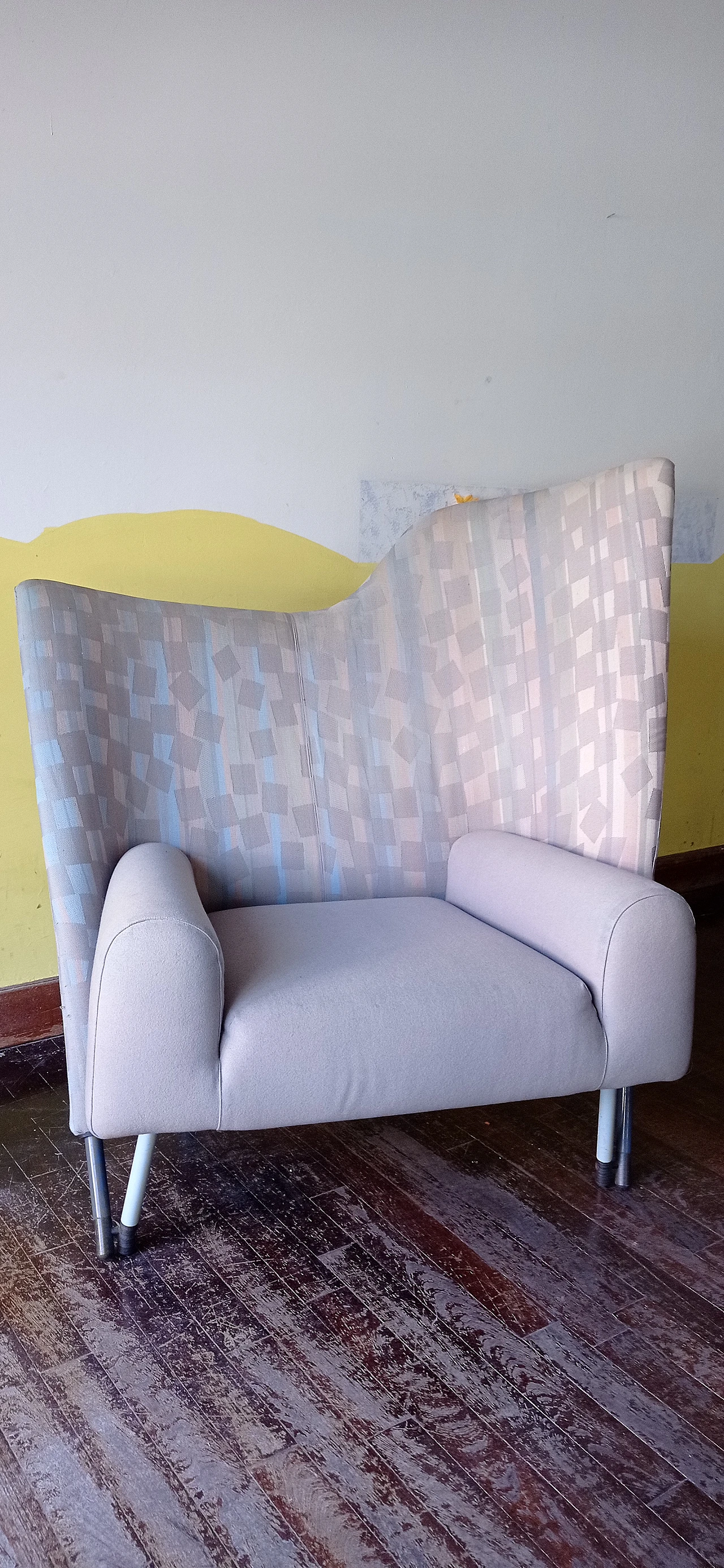 Poltrona Torsi in tessuto geometric di Paolo Deganello per Cassina 148