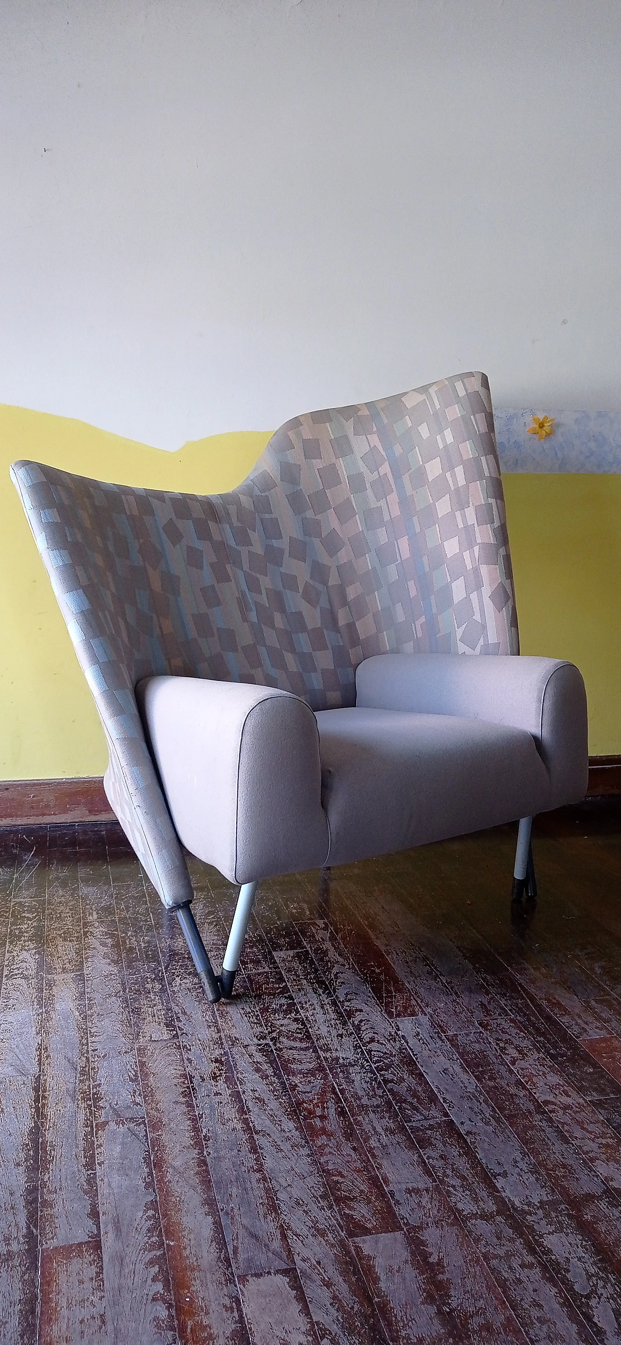 Poltrona Torsi in tessuto geometric di Paolo Deganello per Cassina 151