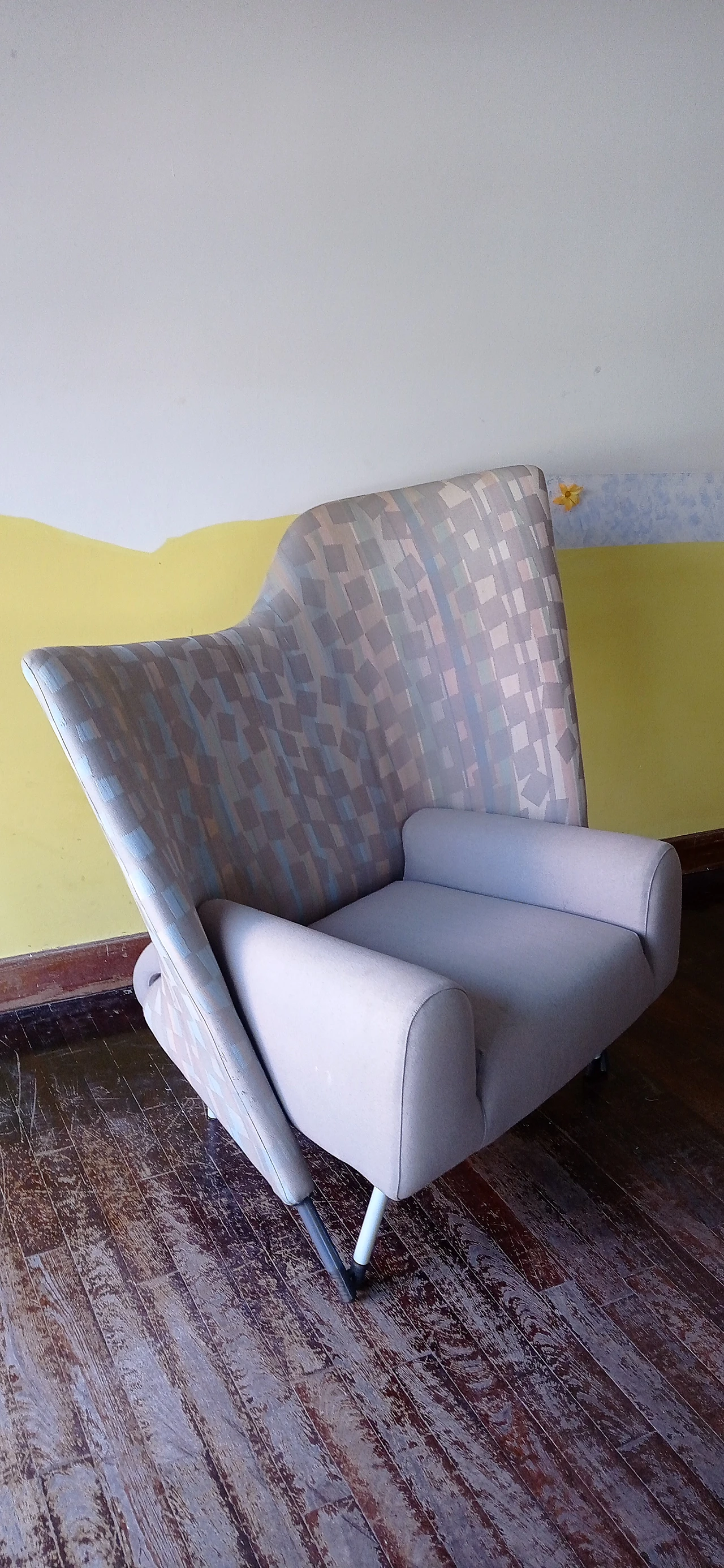 Poltrona Torsi in tessuto geometric di Paolo Deganello per Cassina 152