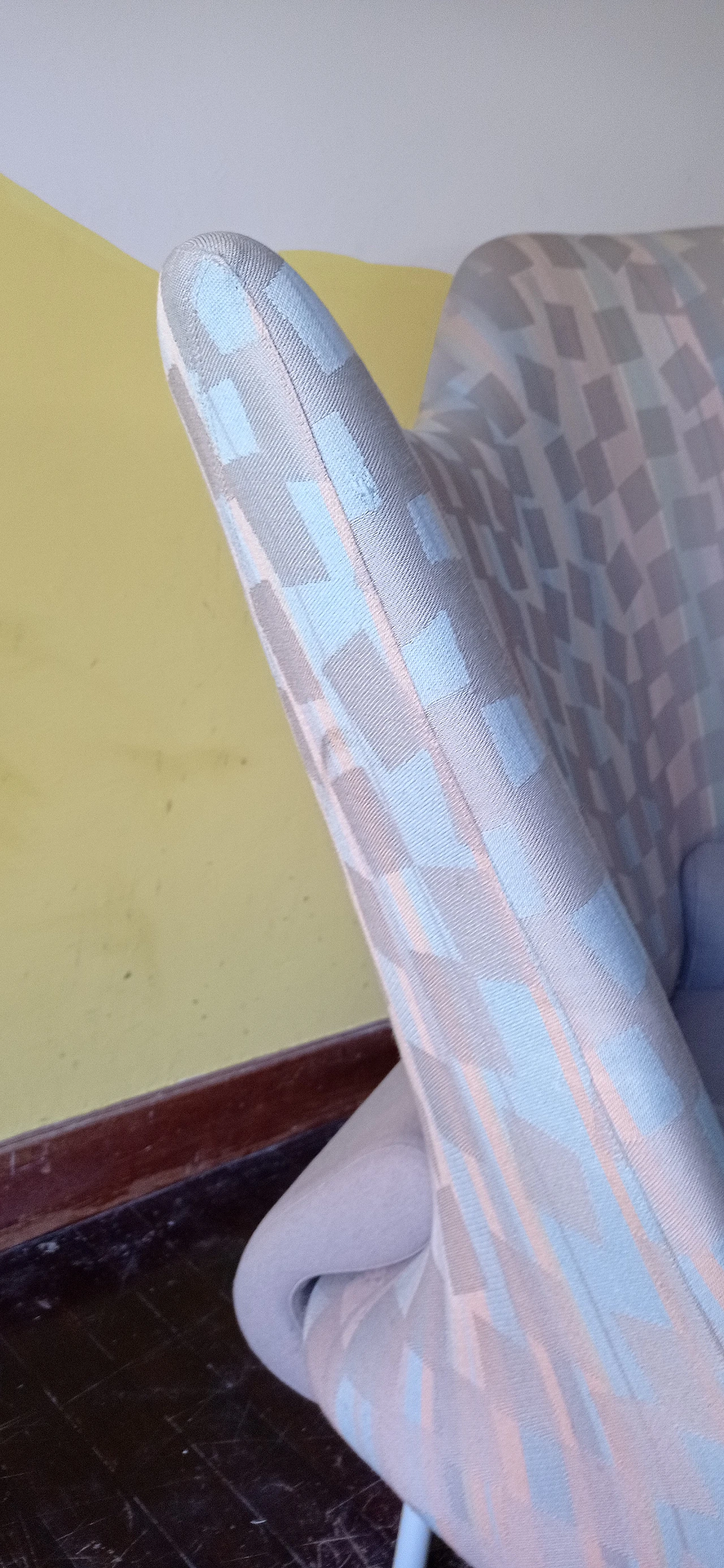 Poltrona Torsi in tessuto geometric di Paolo Deganello per Cassina 153