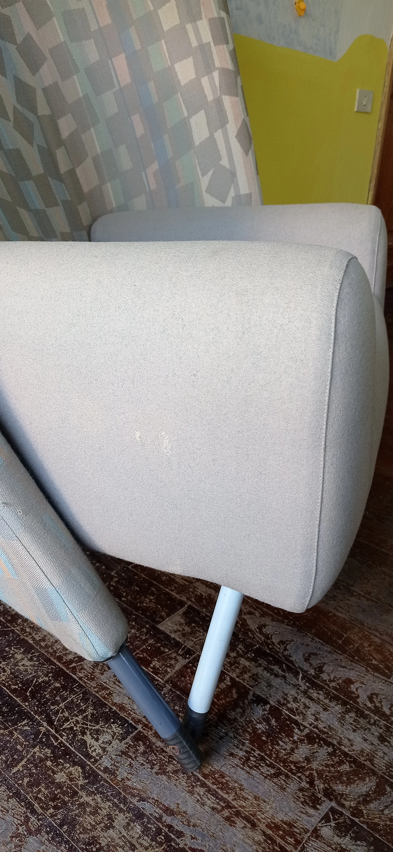 Poltrona Torsi in tessuto geometric di Paolo Deganello per Cassina 155