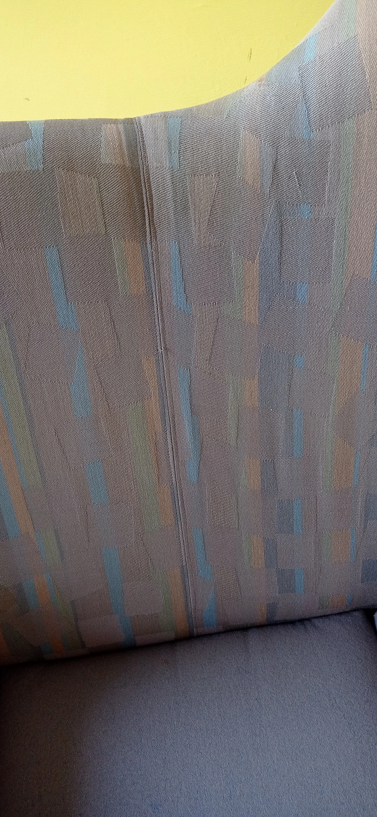 Poltrona Torsi in tessuto geometric di Paolo Deganello per Cassina 190