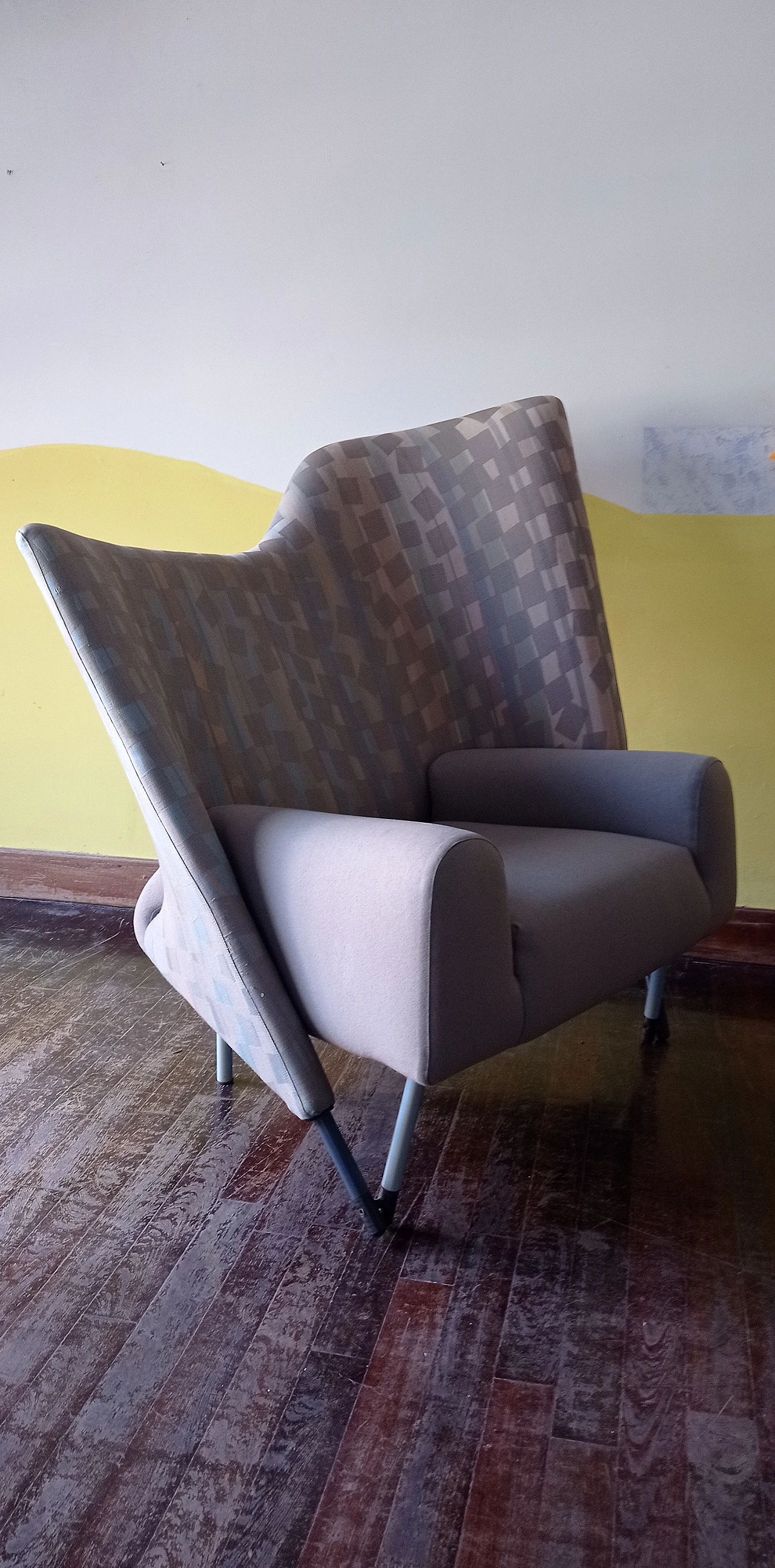 Poltrona Torsi in tessuto geometric di Paolo Deganello per Cassina 194