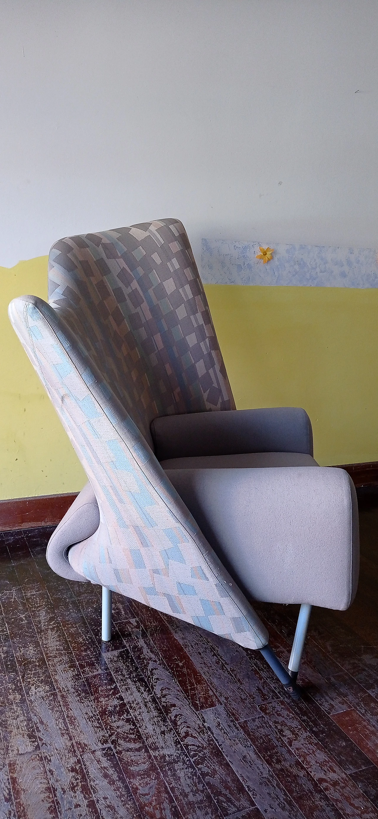 Poltrona Torsi in tessuto geometric di Paolo Deganello per Cassina 196