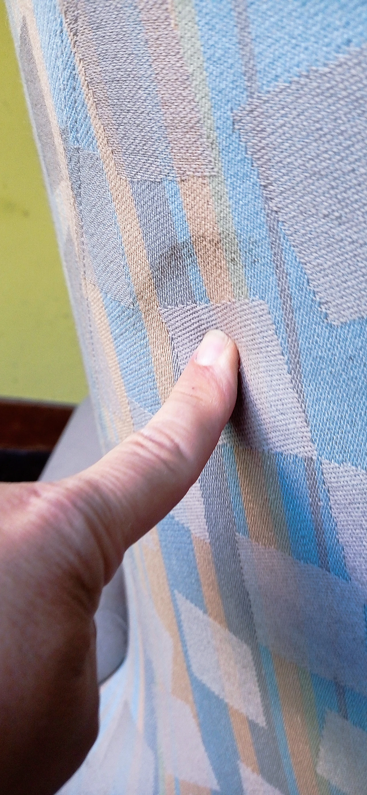 Poltrona Torsi in tessuto geometric di Paolo Deganello per Cassina 201