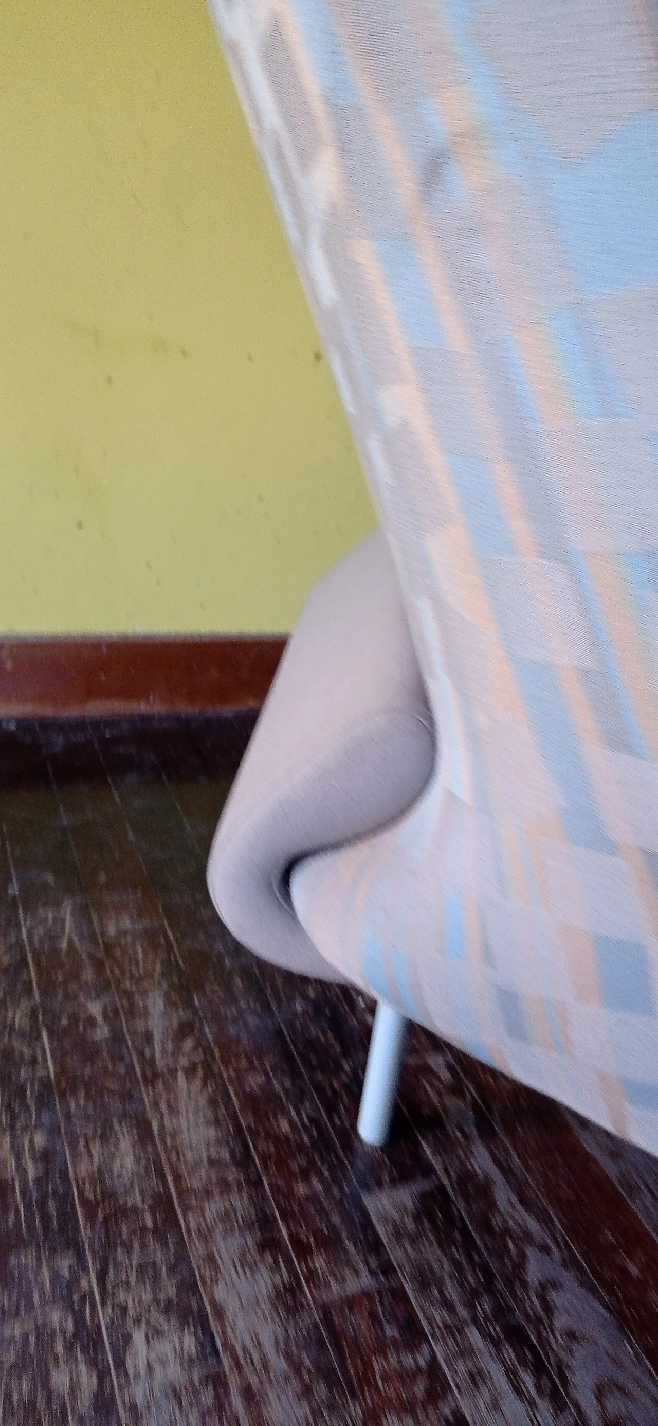 Poltrona Torsi in tessuto geometric di Paolo Deganello per Cassina 203