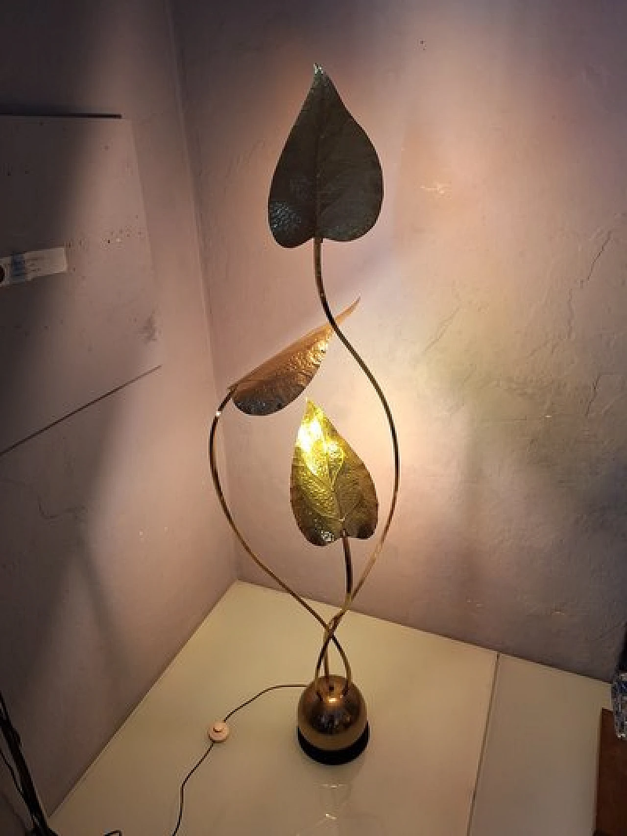 Lampada da terra in ottone e ferro con foglie di Rossini, anni '70 2