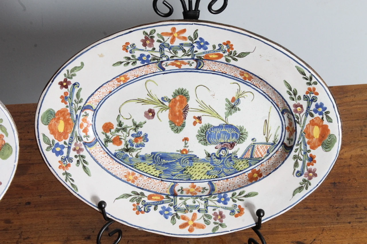 Pair of Ferniani Faenza ceramic trays, 18th century 2