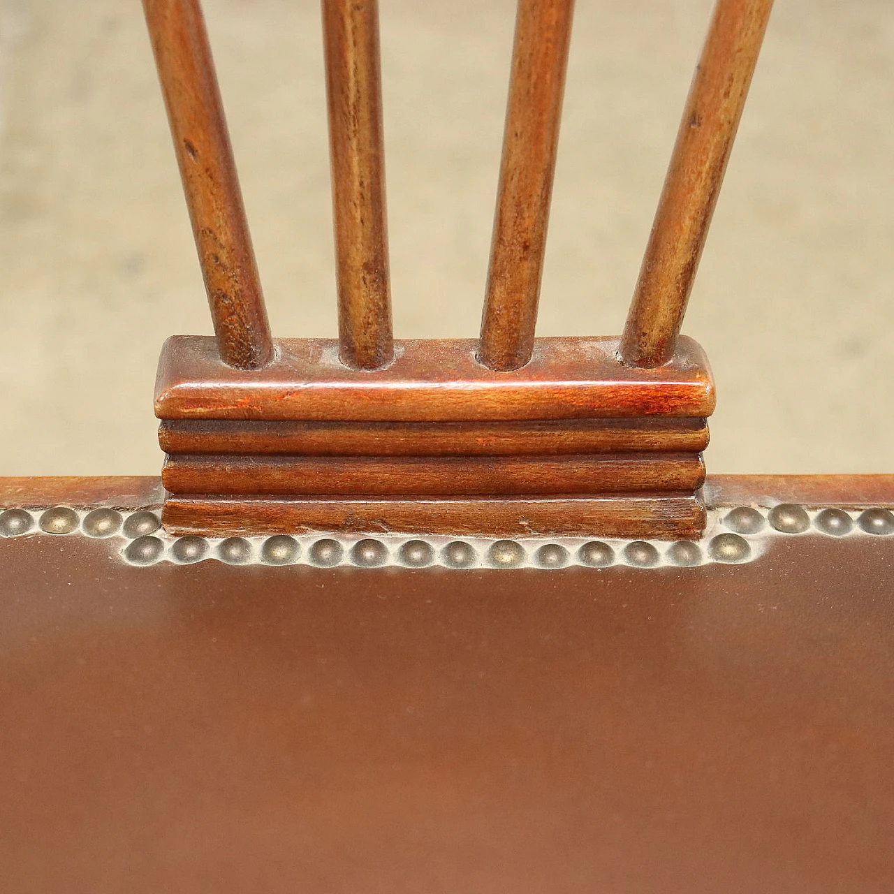 6 Sedie in legno con seduta in skai nello stile di Paolo Buffa, anni '50 4