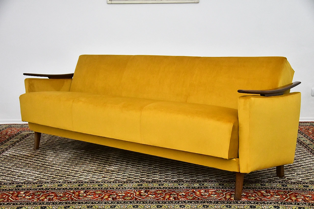 Divano letto in stile scandinavo in faggio e velluto giallo, anni '60 10