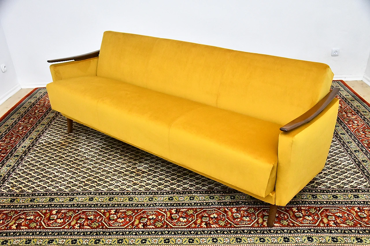 Divano letto in stile scandinavo in faggio e velluto giallo, anni '60 11