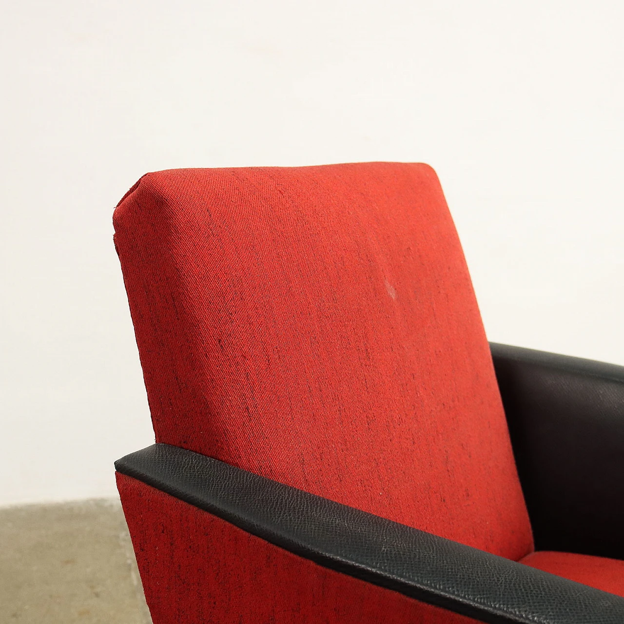 Coppia di poltrone in tessuto e similpelle, anni '60 4