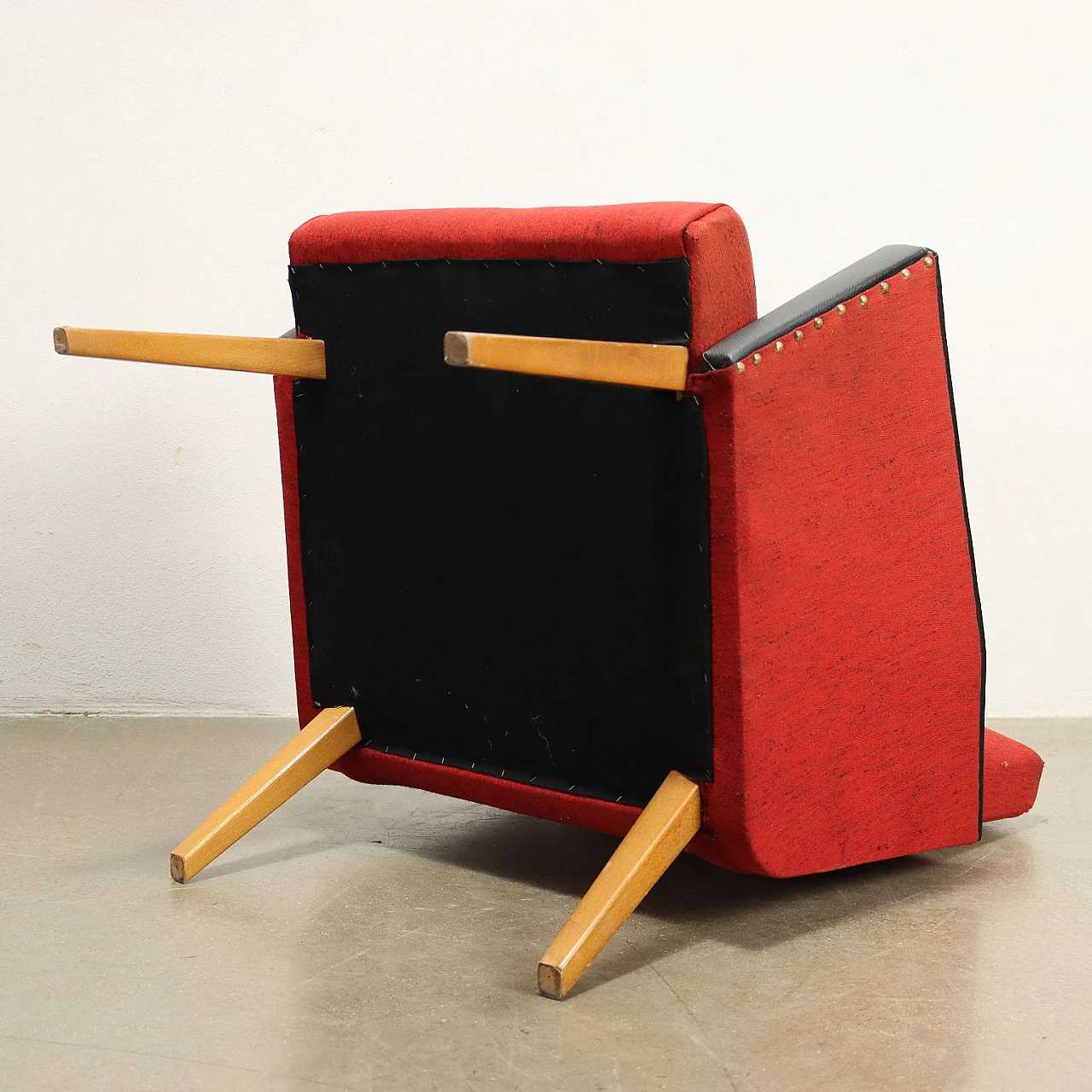 Coppia di poltrone in tessuto e similpelle, anni '60 10