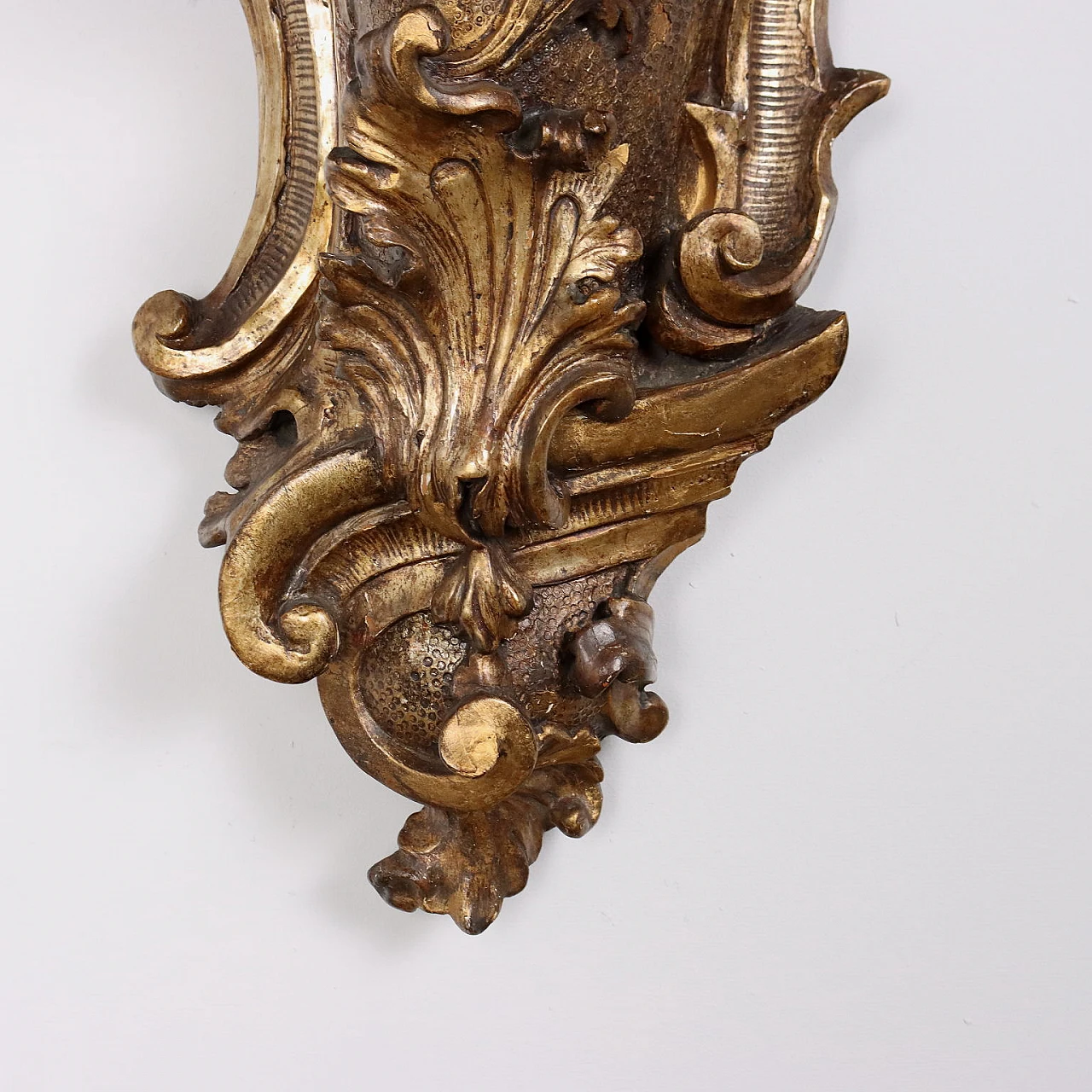 Rococo lacquered and gilded wood statue holder shelf, mid-18th century 4