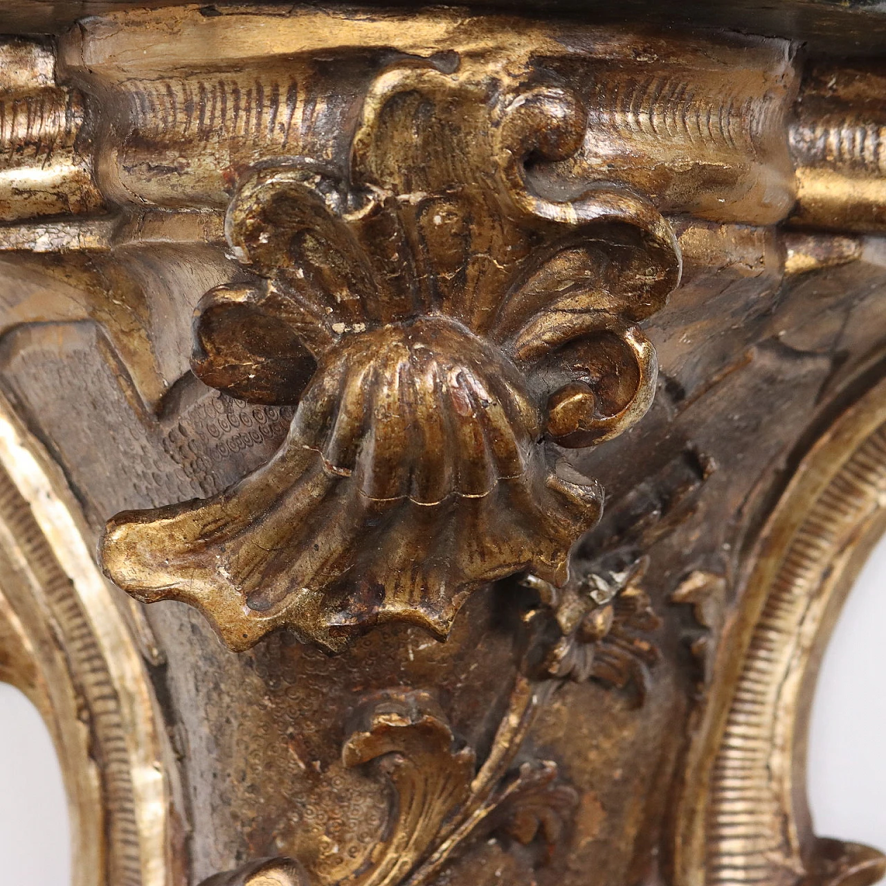 Rococo lacquered and gilded wood statue holder shelf, mid-18th century 5