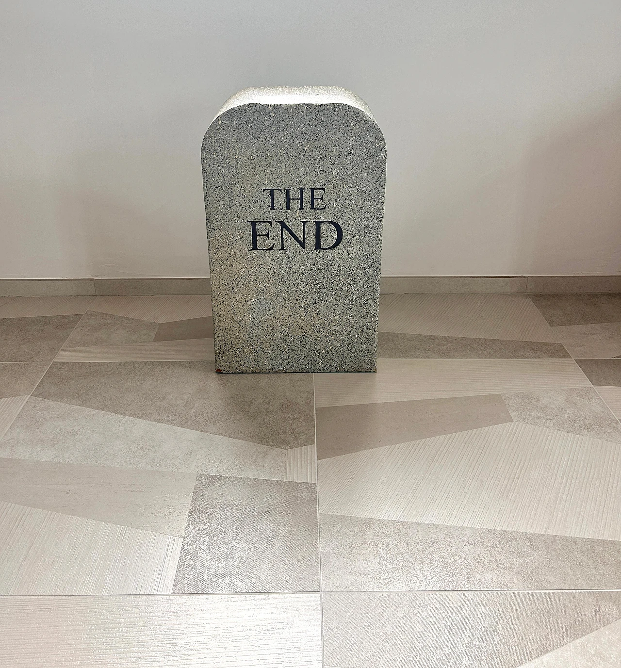 Maurizio Cattelan e Pier Paolo Ferrari Pouf The End per Gufram, 2014 3