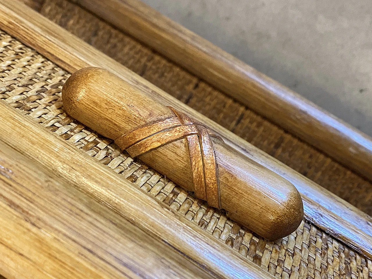 Coppia di comodini in vimini e bambù, anni '70 13