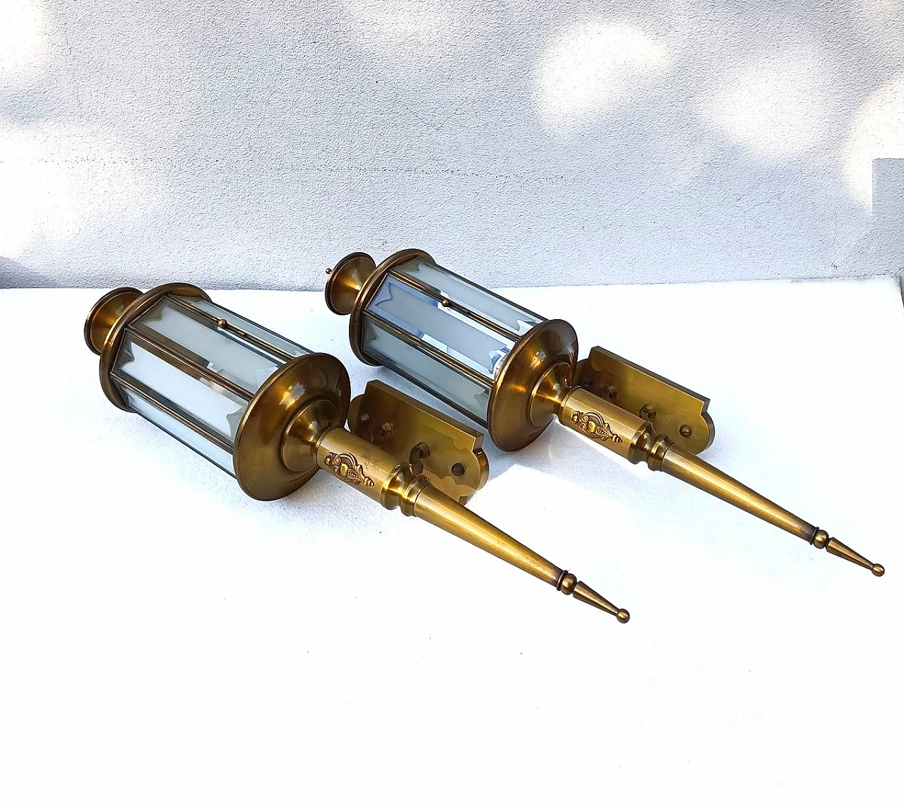 Coppia di applique in bronzo dorato e vetro, anni '60 1