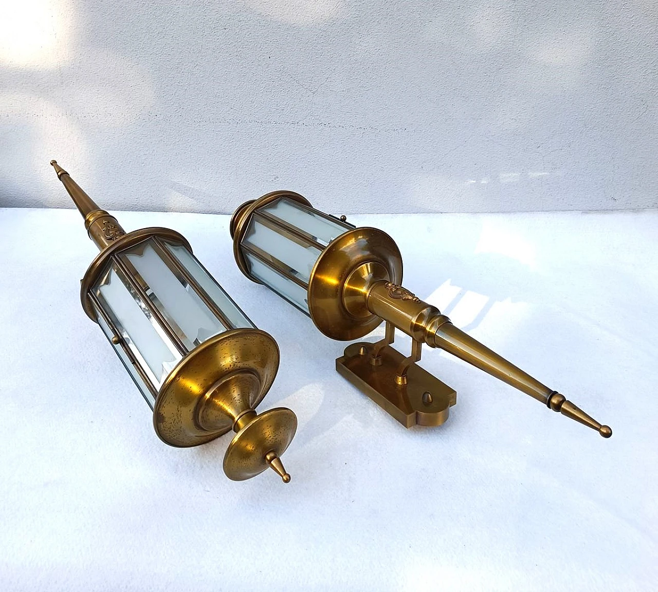 Coppia di applique in bronzo dorato e vetro, anni '60 3