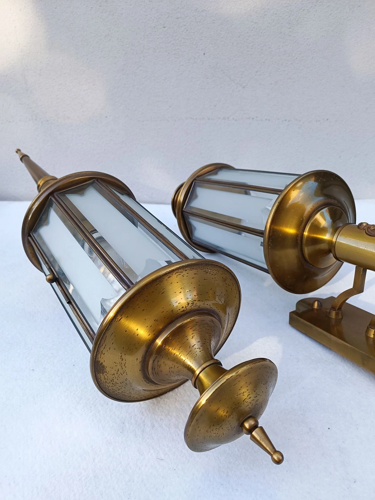 Coppia di applique in bronzo dorato e vetro, anni '60 4