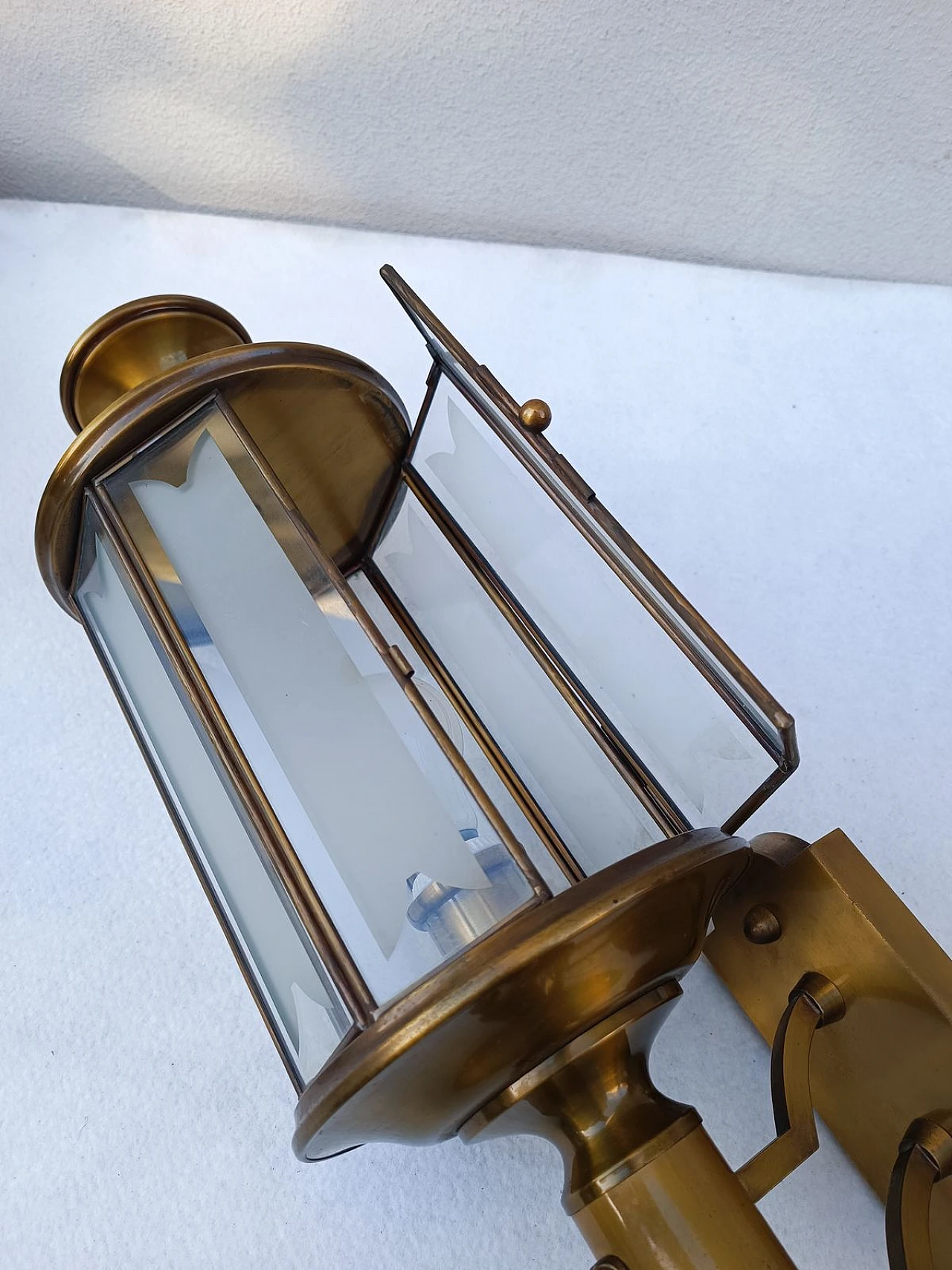 Coppia di applique in bronzo dorato e vetro, anni '60 5