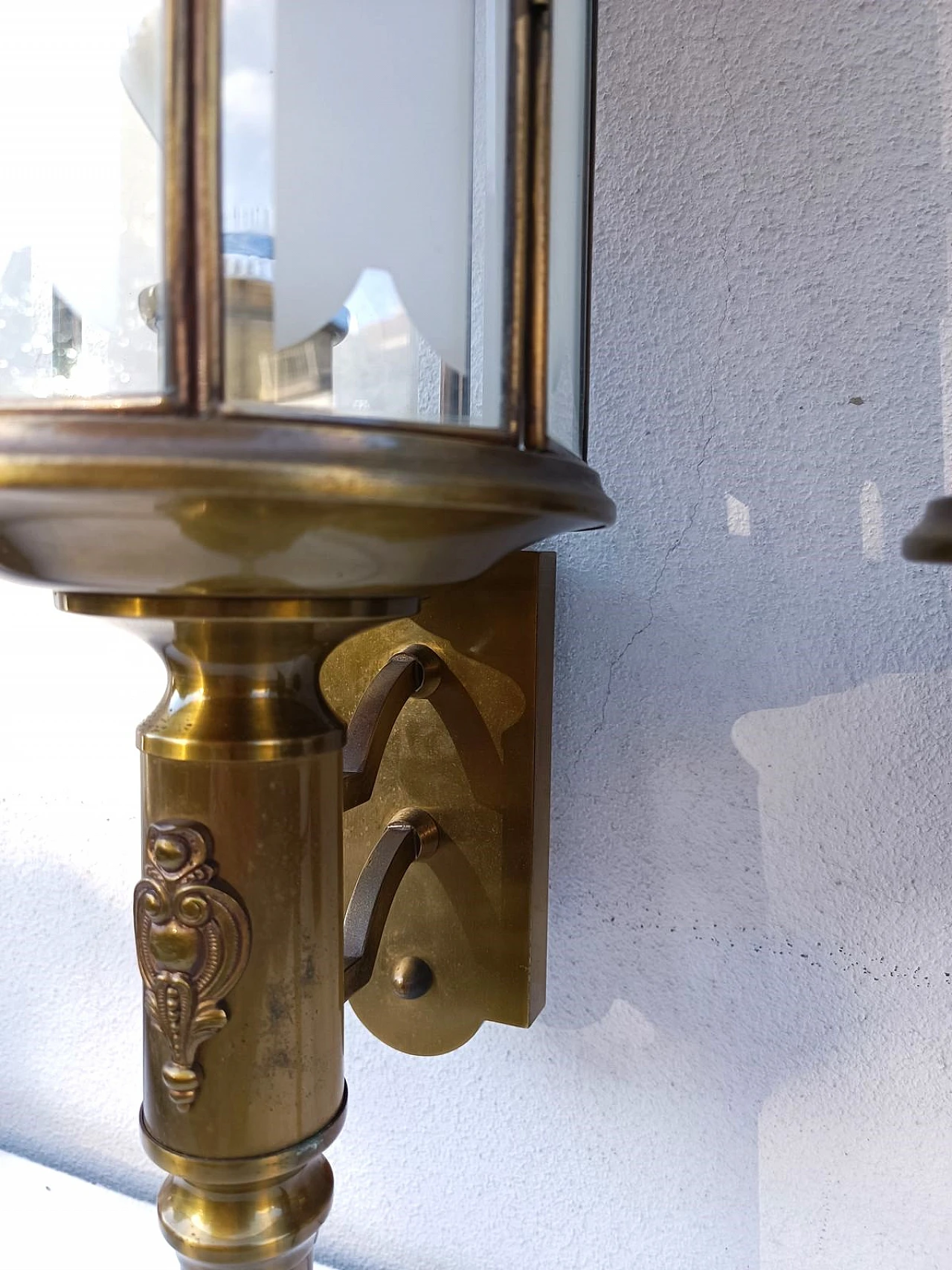 Coppia di applique in bronzo dorato e vetro, anni '60 6