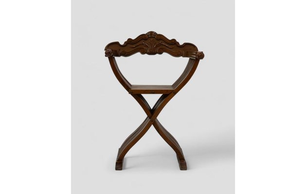 Sedia Savonarola in legno con intagli, anni '60 intOndo