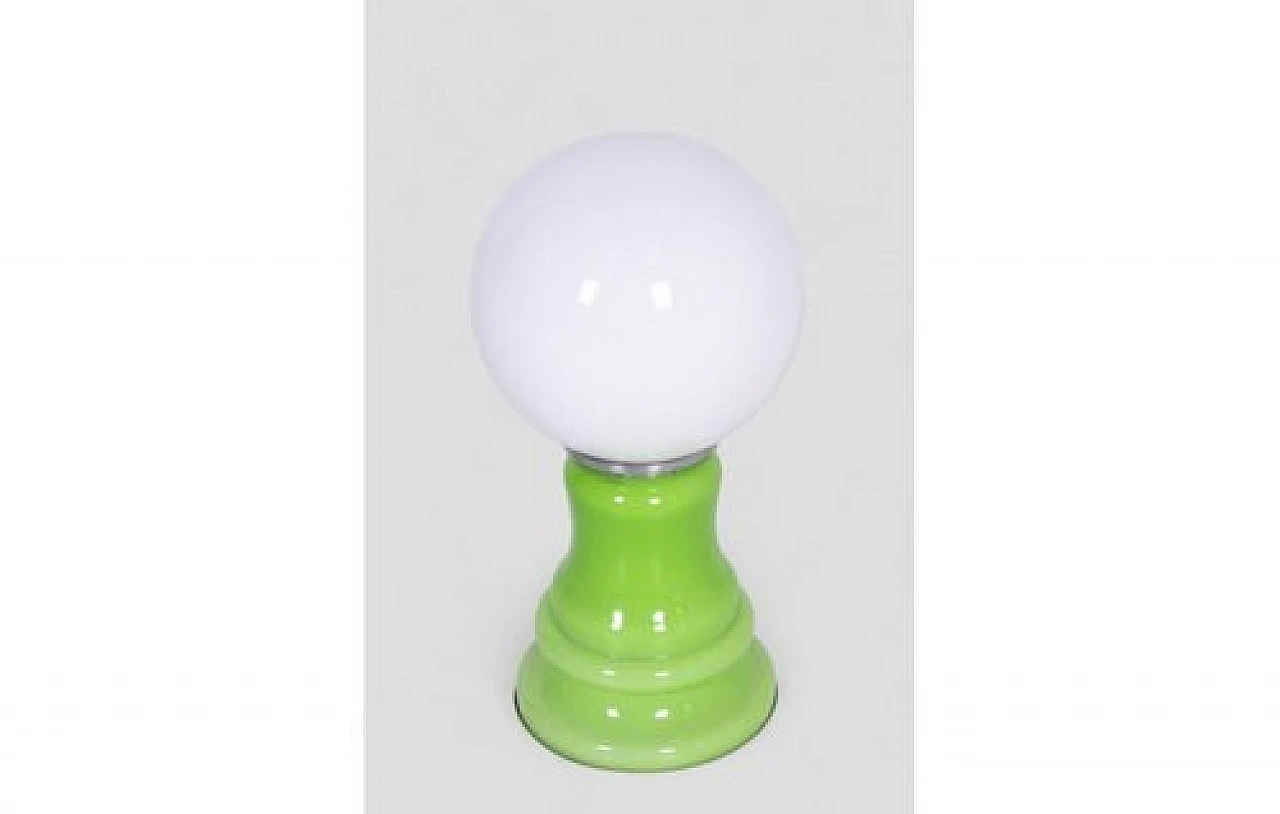 Lampada da tavolo in metallo con sfera bianca e base verde, anni '70 3