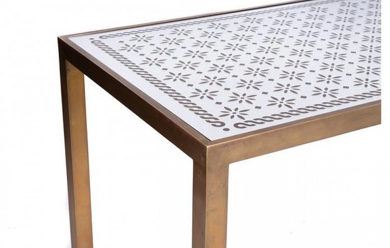 Tavolo in ottone con piano in specchio decorato, anni '60 5