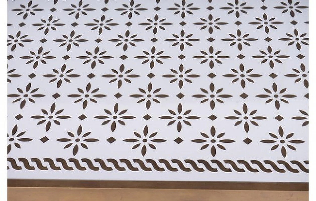 Tavolo in ottone con piano in specchio decorato, anni '60 9