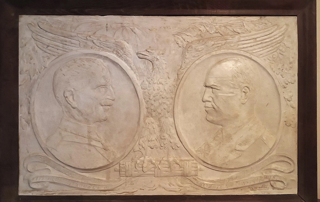 Bassorilievo in gesso di Vittorio Emanuele III e Mussolini, anni '20 4
