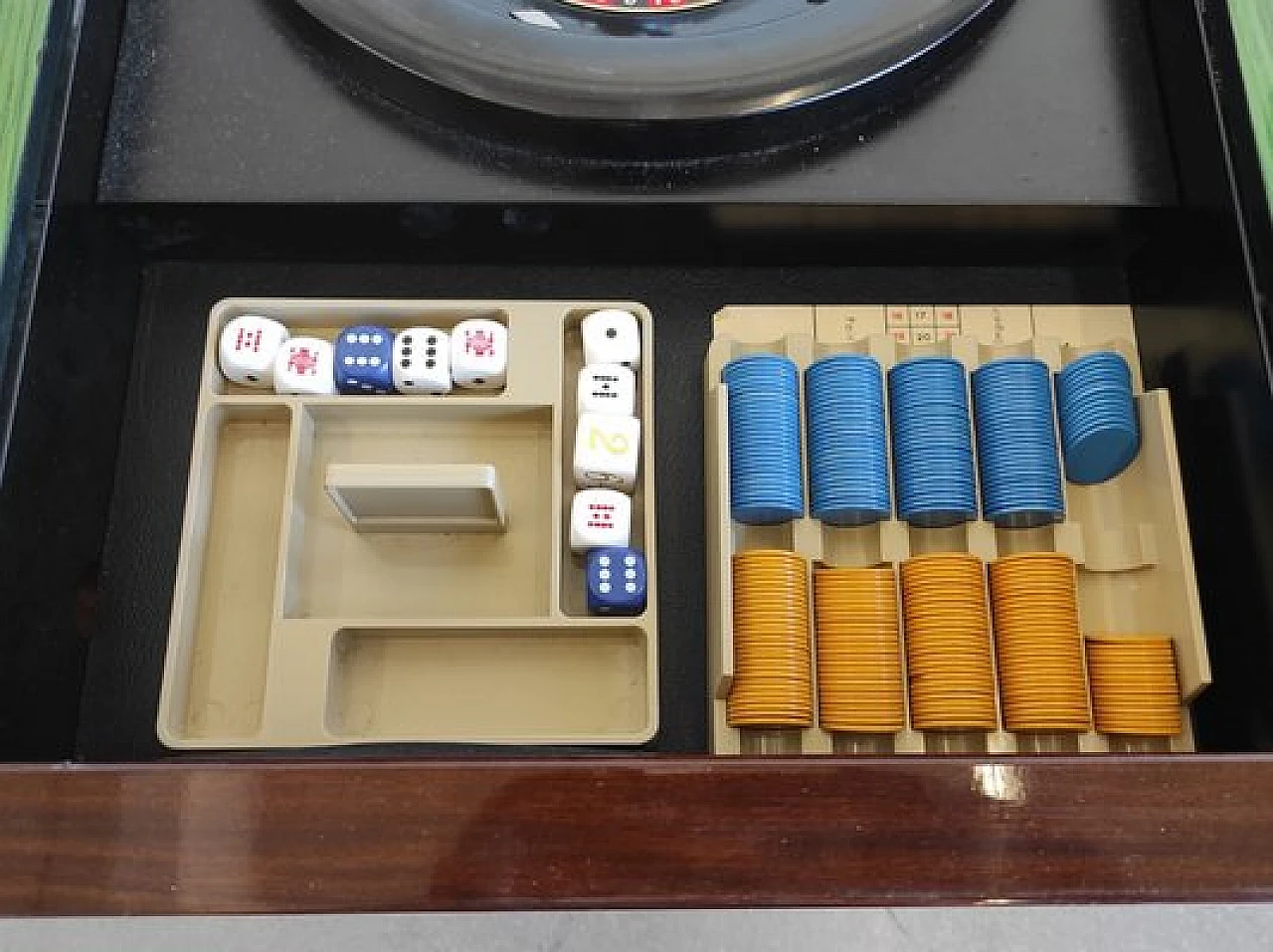 4 Sedie e tavolo da gioco con accessori, anni '80 11