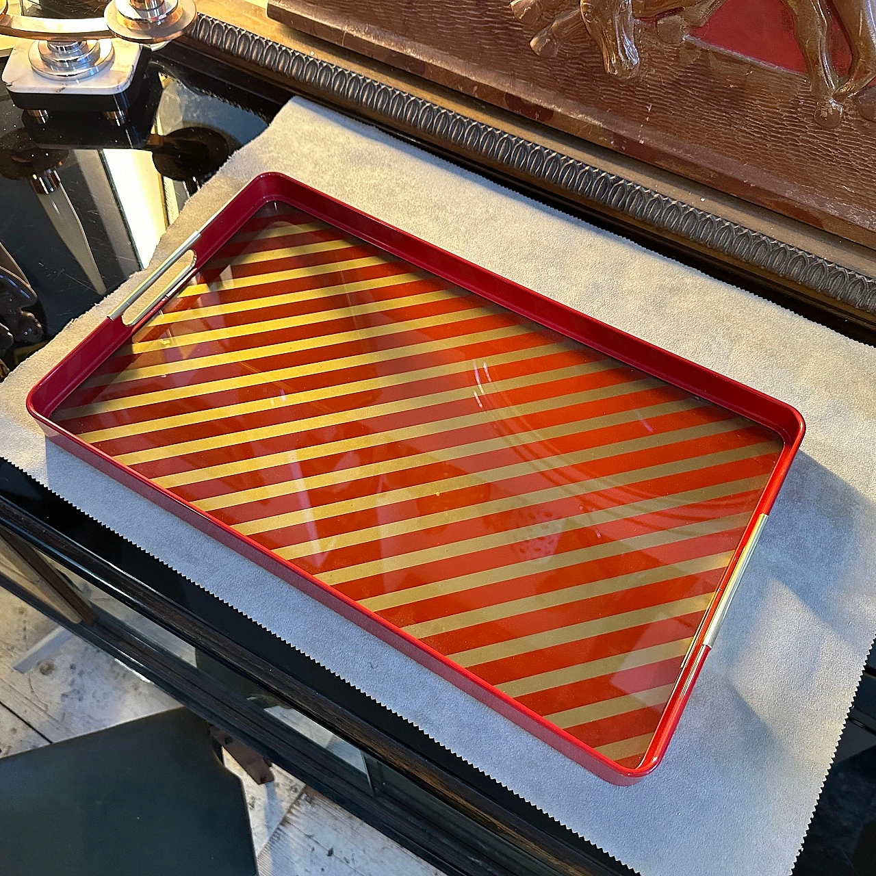 Rectangular metal tray painted gold and red, 1960s 9