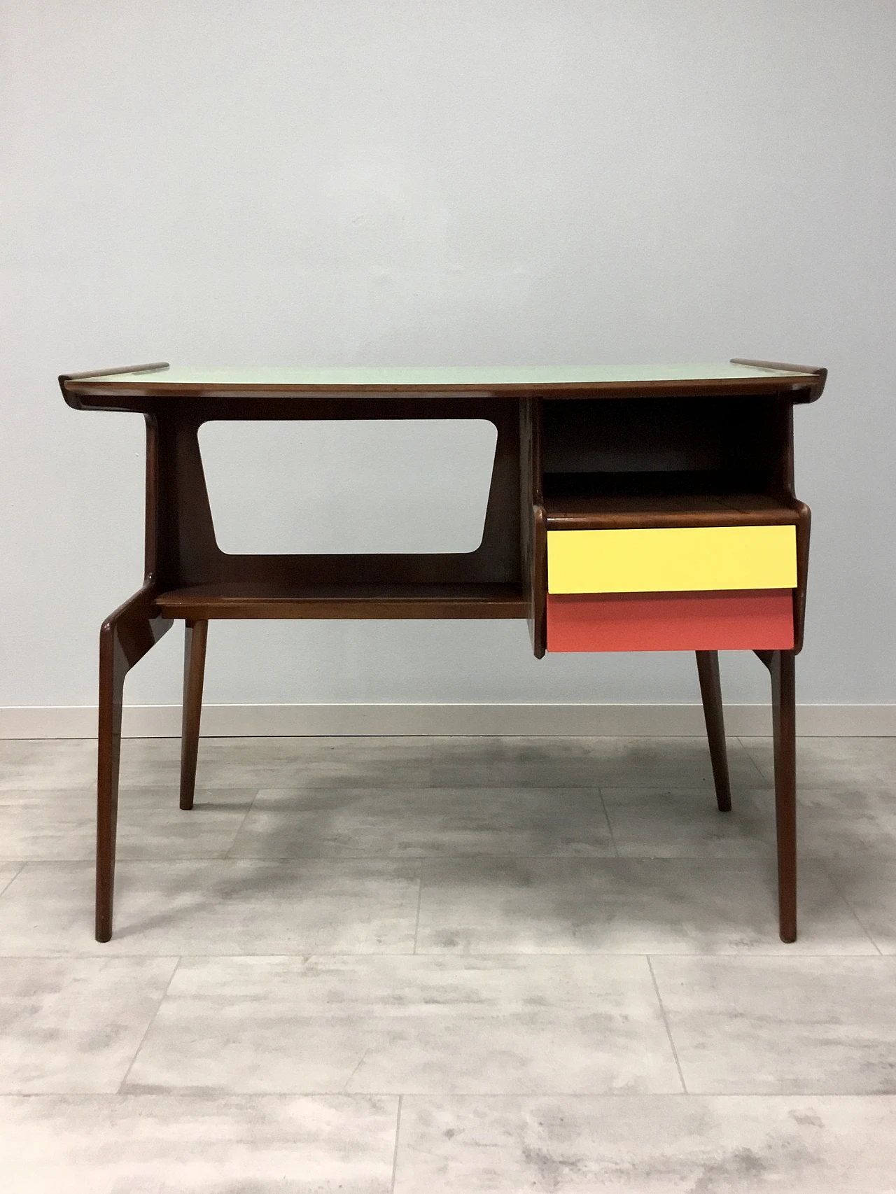 Scrivania in teak e formica multicolore attribuita a Dassi, anni '50 1