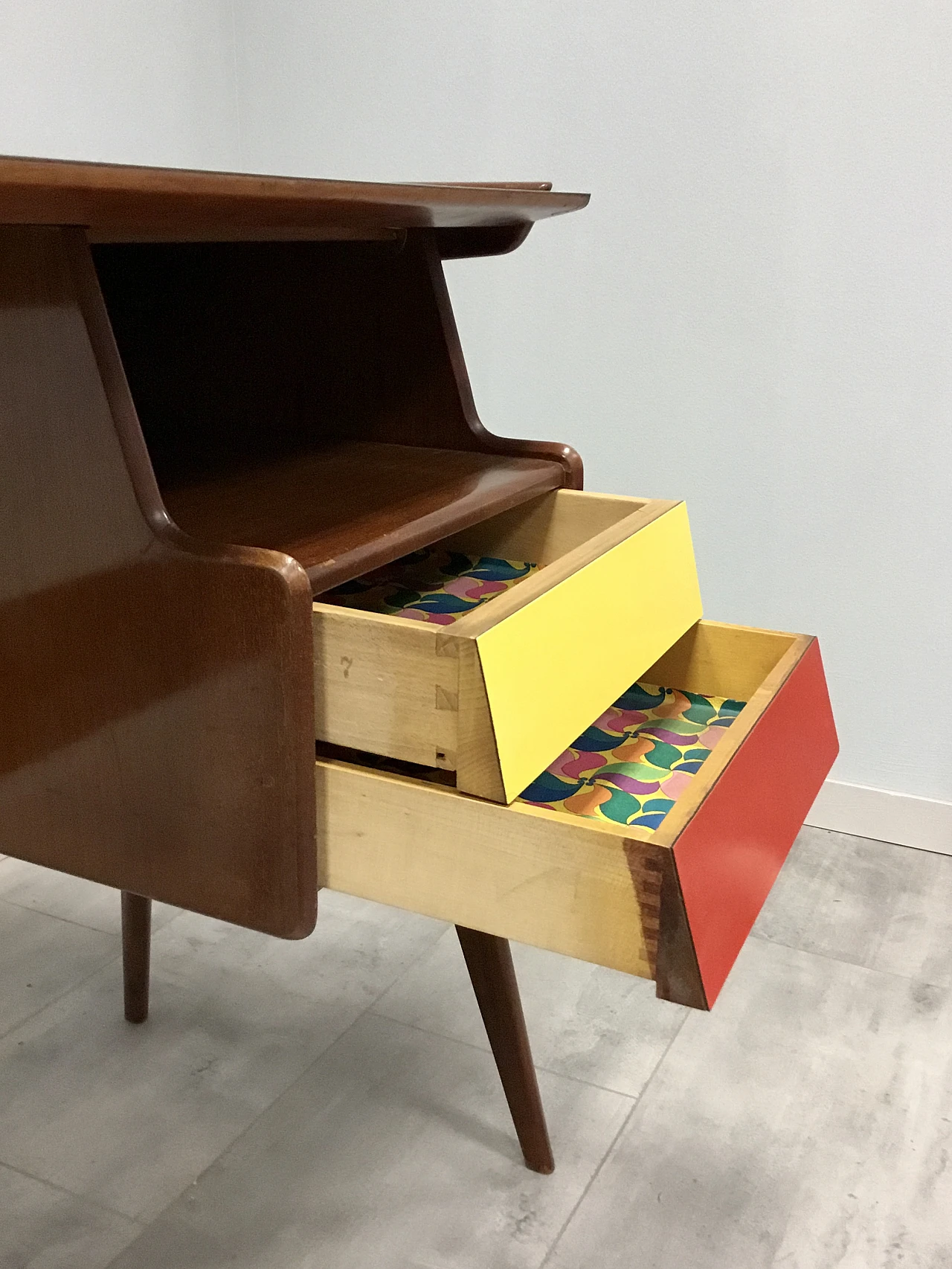 Scrivania in teak e formica multicolore attribuita a Dassi, anni '50 2