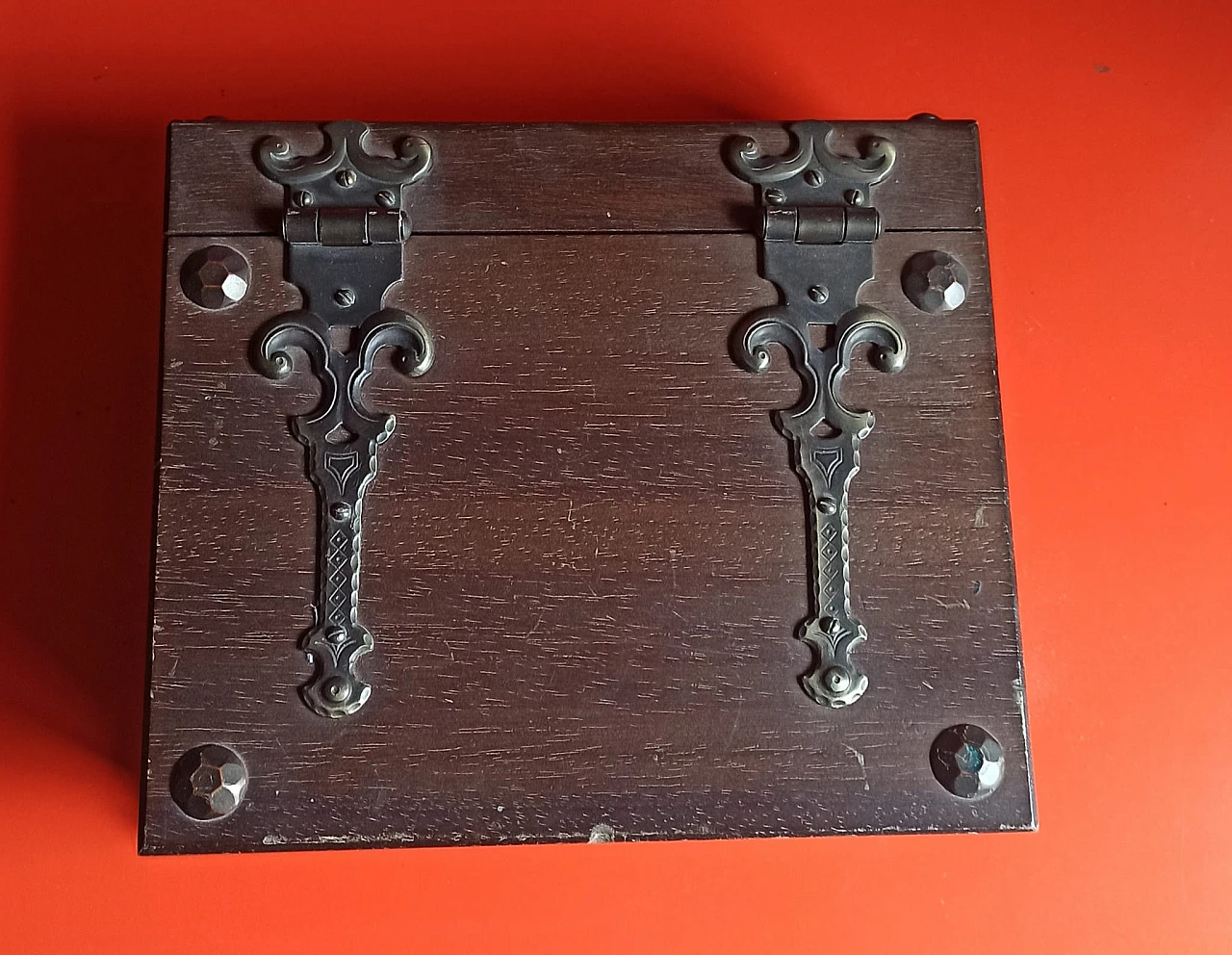 Scatola in legno e metallo a forma di libro 2