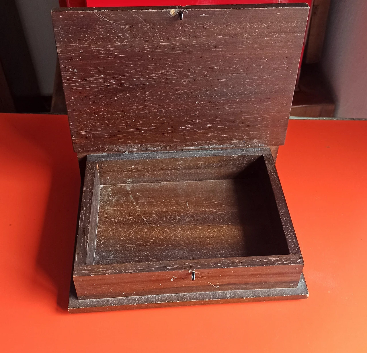 Scatola in legno e metallo a forma di libro 5