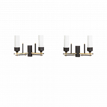 Coppia di applique in ottone, metallo nero e vetro opalino, anni '60