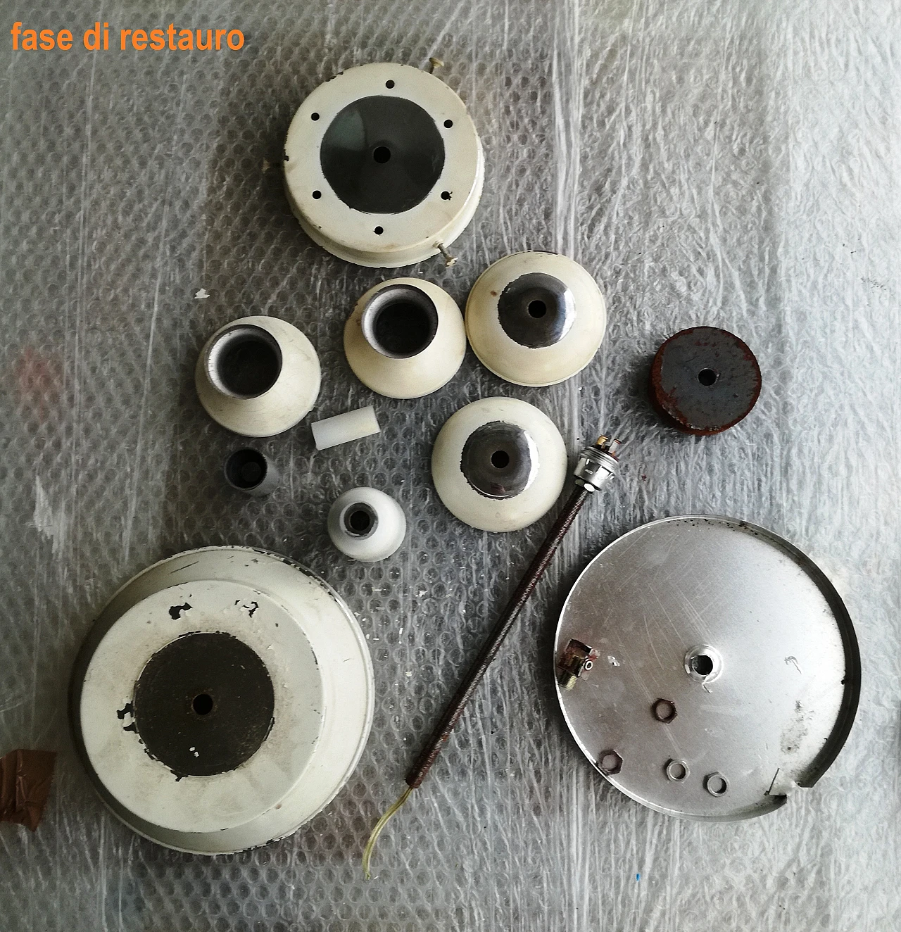 Lampada da tavolo in metallo e vetro soffiato blu, anni '70 12