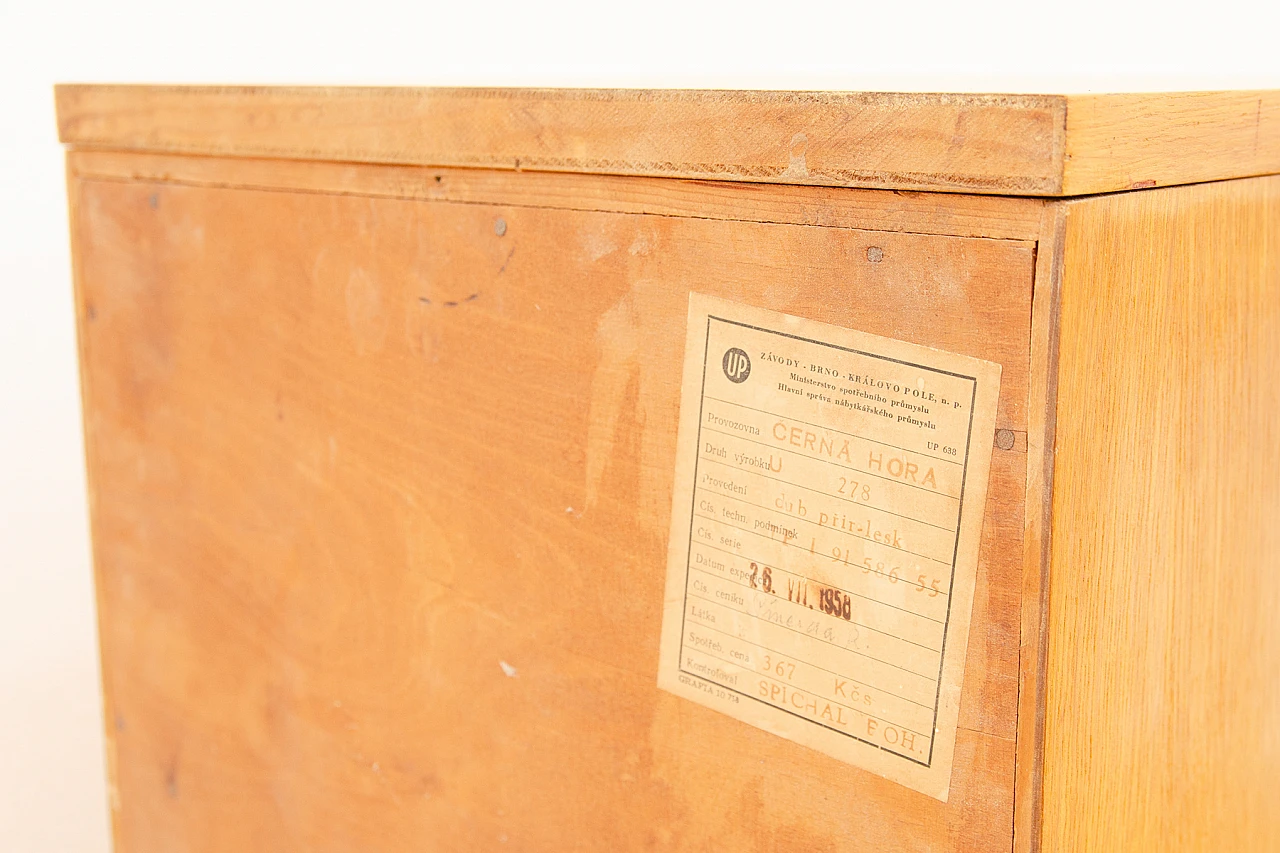 Cassettiera in rovere di UP Závody, 1958 17