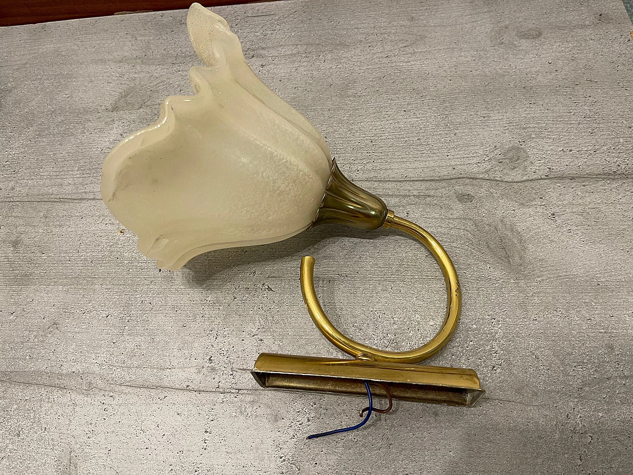 Coppia di applique in metallo dorato e vetro di Murano, anni '70 2