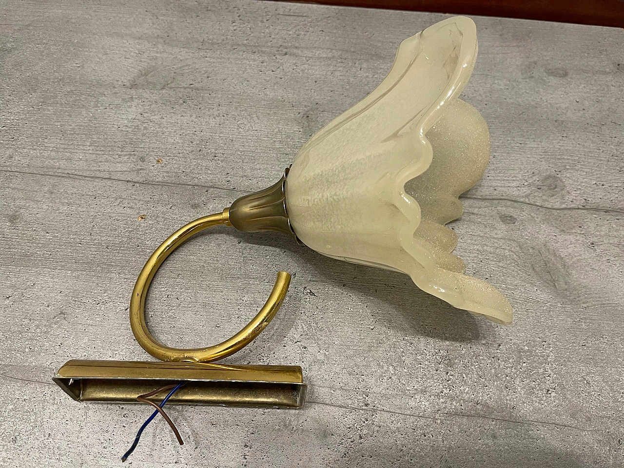 Coppia di applique in metallo dorato e vetro di Murano, anni '70 3