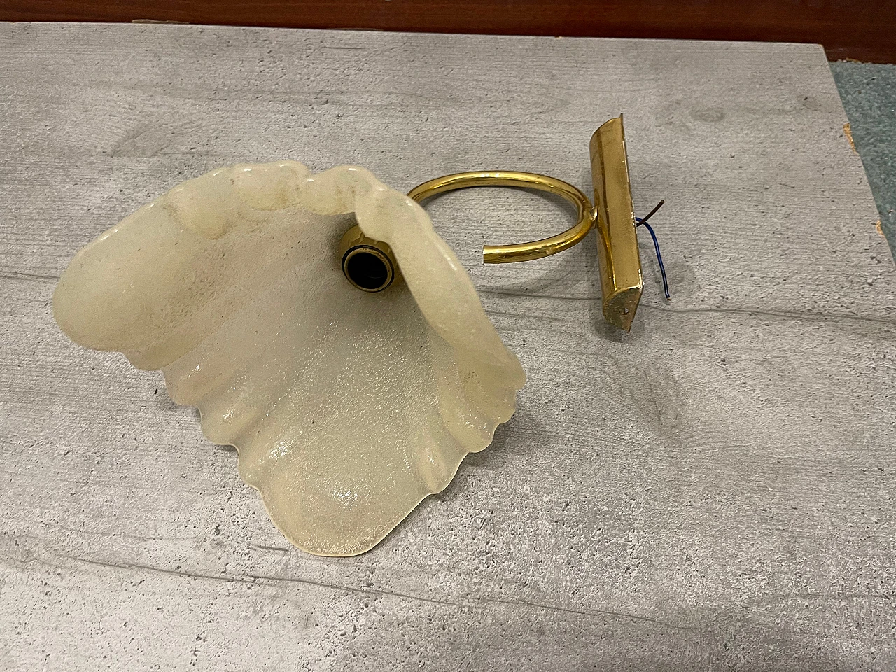 Coppia di applique in metallo dorato e vetro di Murano, anni '70 4