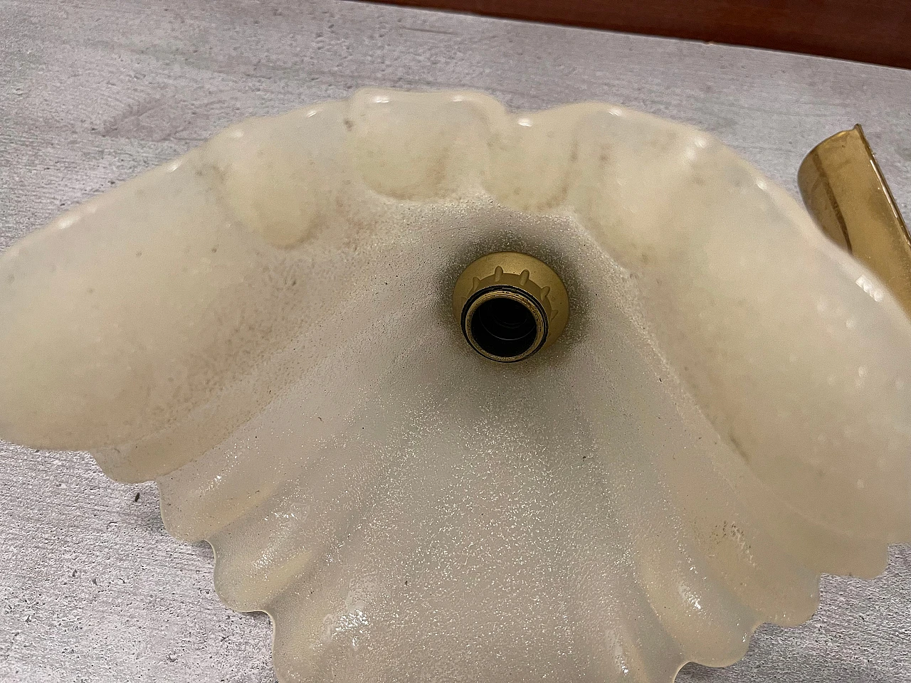 Coppia di applique in metallo dorato e vetro di Murano, anni '70 5