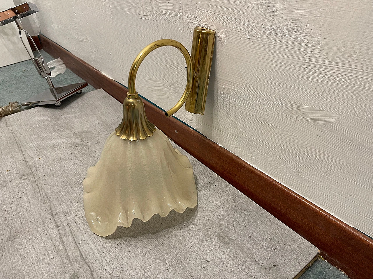 Coppia di applique in metallo dorato e vetro di Murano, anni '70 6