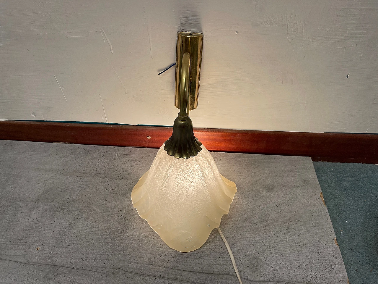 Coppia di applique in metallo dorato e vetro di Murano, anni '70 7