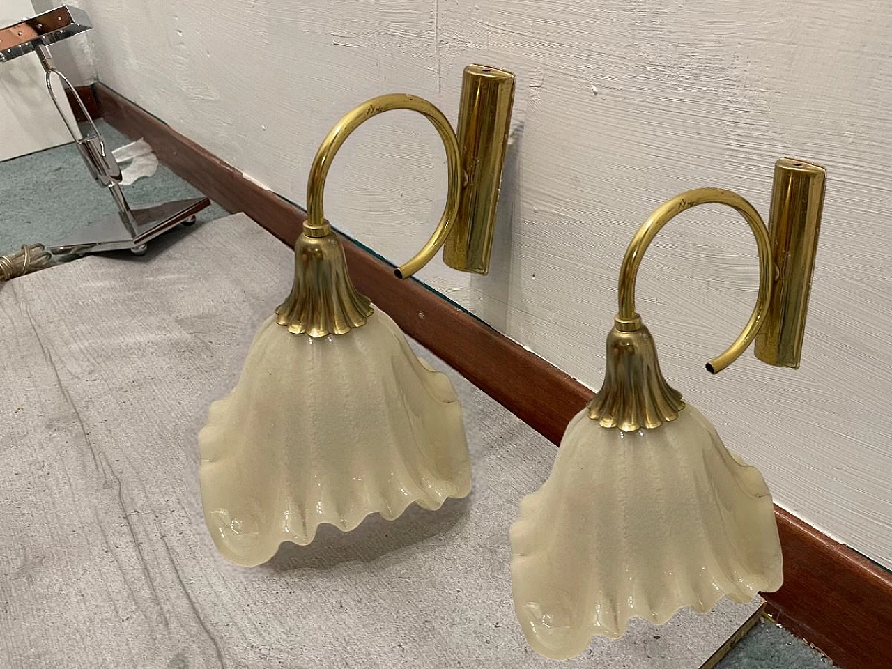 Coppia di applique in metallo dorato e vetro di Murano, anni '70 10